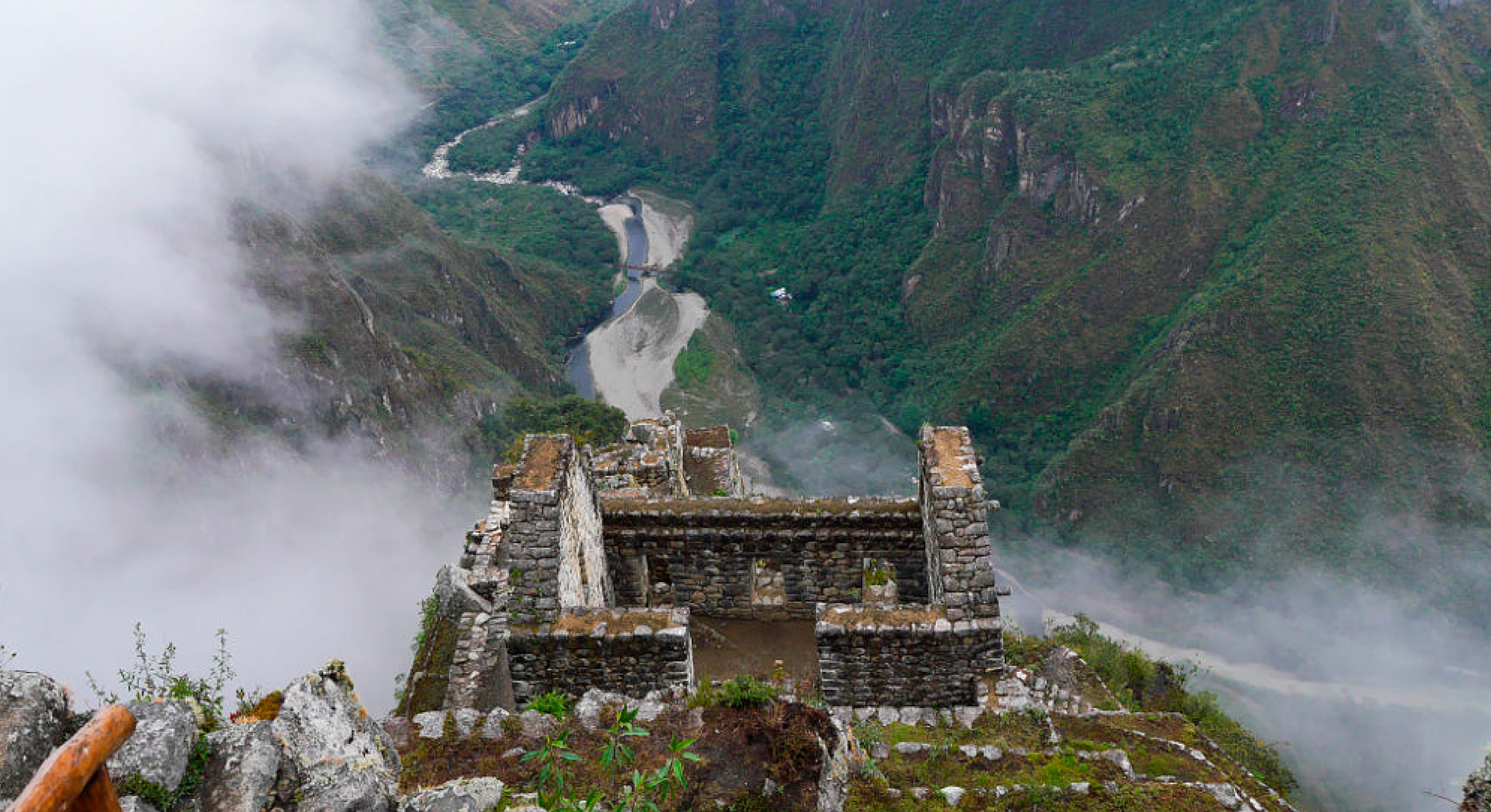 Who can climb the Huayna Picchu?